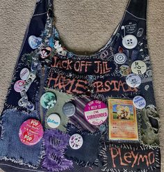 #diy #hole #jackoffjill #pistacia #pleymo #nancyspungen #badyear #punk #punkbag #patchbag #pokemon #slutever Diy Pin Ideas Punk, Punk School Outfits, Punk Outfits Diy, Diy Bag Ideas, Diy Fabric Bag, Punk Bag Diy, Punk Clothing Diy, Eco Punk Aesthetic