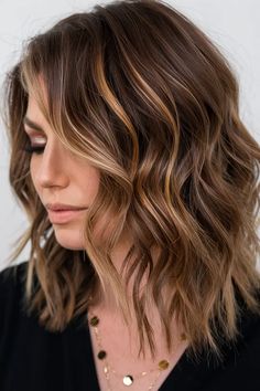 20 Trending Winter Hairstyles for 2024-2025: Fresh Looks for the Cold Season Haircut Ideas For Brunettes, Hairstyles For Winter, Winter Haircuts, Haircuts For Women Over 40, Styles For Long Hair, Hairstyles 2024, Hair 2024, Trending Hairstyles, Haircuts For Women