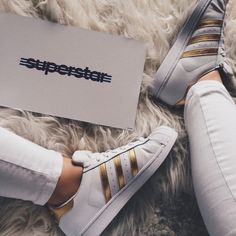 pinterest: grungekayla ❁ Adidas Superstar Gold, Adidas Superstar Women, Adidas Cap, Gold Adidas, Look Adidas, Gold Sneakers, Adidas Shoes Women, Adidas Originals Superstar, Sneakers Adidas