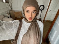 Art Gallery Outfit Hijab, Aminasnotokay Outfits, Hijab Pose Idea, Modest Autumn Outfits, Hijab Selfie Poses, Spring Modest Outfits, Pashmina Outfit, Fall Outfits Modest, Autumn Fall Outfits