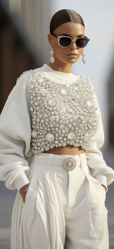 Pearl Outfit Classy, Pearl Top Outfit, Women Menswear, High Fashion Style, Diy Vetement, فستان سهرة, Style Mistakes, Outfits Casual, White Fashion