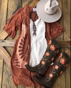 Western Chic Womens Fashion, Western Date Outfits, Cowgirl Boho Outfits, Vaquera Outfits, Country Chic Outfits, Rhinestone Cowgirl, Country Outfit, Moda Hippie, Cowgirl Outfit