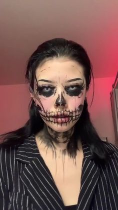 Skeleton Make Up Tutorial, Halloween Skeleton Makeup Tutorial, Skeleton Makeup Aesthetic Easy, Realistic Skull Makeup, Halloween Makeup Movie Character, Black Costume Ideas Women, Skeleton Outfit, Half Skull Face Makeup, Goth Skeleton Makeup