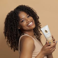 Après-shampooing sans rinçage Bounce Curl Moisture Balance - Des produits fabriqués avec Pure Love pour créer des boucles incroyables ! 
Nouveau conservateur, SANS silicones, SANS parabènes, SANS sulfates, SANS PEG, SANS DEA/MEA, & SANS propylène ou butylène glycols. Color Safe & Vegan, sans cruauté ! 
Que fait-il ?
Notre revitalisant sans rinçage ultra-concentré et puissant (crème de base et de coiffage) est conçu pour nourrir en profondeur et créer des cheveux forts, brillants, sains et doux. Hair Pattern, Bounce Curl, Wash N Go, Hair Quiz, Hair Patterns, Wash And Go, Clarifying Shampoo, Coily Hair, Coarse Hair