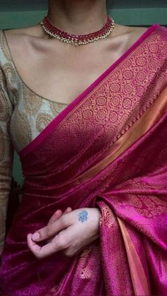 Saree Blouse Styles, Sarees For Girls, Simple Saree Designs, New Saree Blouse Designs, Latest Model Blouse Designs, Fashionable Saree Blouse Designs, Blouse Back Neck Designs, Fancy Sarees Party Wear