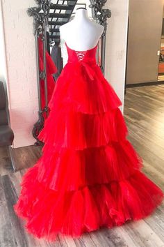 Платье для выпускного вечера с низкоуровневым тюлем Red Tulle Dress For Red Carpet, Red Tulle Evening Dress For Gala, Red Tulle Dress For Gala, Red Strapless Tulle Dress, Red Tulle Dress With Sweetheart Neckline, Red Fitted Tulle Evening Dress, Red Tulle Evening Dress With Sweetheart Neckline, Elegant Red Dress With Tulle Skirt, Red Tulle Dresses For Prom Season