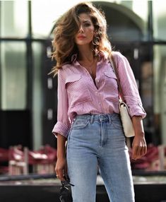 Classy Tshirt, Outfit Minimalista, Outfits With Striped Shirts, Pink Striped Shirt, Denim Fashion Women, Classy Casual Outfits, Retro Outfits, Striped Shirt, Denim Fashion