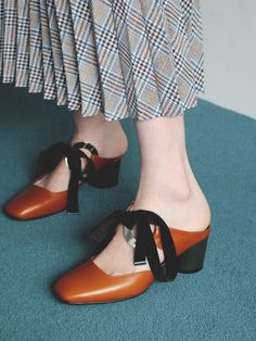 - Square toe- Upper ribbon strap- Round heelMeasurements- Heel: 1.5- Size: (KR)225-(KR)255- This item is based on the KR shoe size. Please refer to the size chart.Composition - Upper: Velvet, CowhideDesigner- Made in Korea- by JAM'T- Style#: 300621304 Formal Closed Toe Mules With Wrapped Heel, Elegant Fall Sandals With Wrapped Heel, Brown Pointed Toe Mules With Contrasting Heel Counter, Brown Pointed Toe Mules With Wrapped Heel, Brown Pointed Toe Mules With Contrasting Heel, Formal Mules With Wrapped Heel And Round Toe, Formal Brown Mules With Wrapped Heel, Formal Brown Mules With Contrasting Heel, Elegant Brown Mules With Contrasting Heel Counter