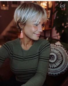 Watching A Movie, Short Haircuts For Women, Messy Short Hair, Edgy Short Hair, Short Hair Over 60, Penteado Cabelo Curto, Haircuts For Women, Short Hair Older Women