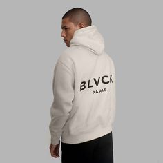 Découvrez Shades of Blvck, notre toute nouvelle collection d'essentiels, disponible en sept nuances différentes.
Le hoodie Blvck 'Twilight' arbore une teinte beige et une coupe oversize.
Le dos présente un logo audacieux 'Blvck Paris' en impression UV, tandis que le devant arbore un logo discret sur la poitrine en impression caoutchouc UV.
Ce hoodie douillet est fabriqué avec un intérieur 100% coton molletonné, offrant une sensation de confort inégalée.
Extérieur 100% coton.
Ce modèle présente Essential Streetwear Hoodie Sweatshirt, Essential Hoodie Sweatshirt For Streetwear, Classic Sweatshirt For Spring Streetwear, Classic Spring Sweatshirt For Streetwear, Classic Spring Streetwear Sweatshirt, Classic Hoodie Sweatshirt For Streetwear, Classic Streetwear Hoodie Sweatshirt, Blvck Paris, Rubber Print