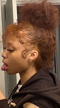 Dyed Curly Hair, Girl Hair Colors, Honey Brown Hair, Brown Hair Dye, Dyed Hair Inspiration, Dyed Natural Hair, Pelo Afro, Honey Blonde Hair, Pretty Hair Color