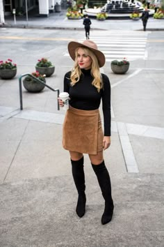 Fall outfit idea with a turtleneck, over the knee boots and mini skirt. Black And Camel Outfit, Fall Mini Skirt Outfit, Mini Skirt Fall Outfit, Corduroy Skirt Outfit, Fall Mini Skirt, Camel Outfit, Stile Blair Waldorf, Adrette Outfits