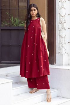 Jamdani Fabric, Red Long Dress, Dress Designs For Stitching, Cotton Dress Pattern, Stylish Kurtis Design, Simple Frocks, Simple Kurta Designs, Simple Kurti Designs, Long Kurti Designs