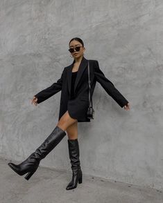 Long Boots Outfit, Outfit Botas, Outfit Elegantes, Black Boots Outfit, Fiesta Outfit, Winter 23, All Black Outfit, Looks Chic, Blazer Outfits