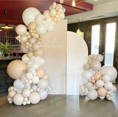 balloons are arranged in the shape of an arch