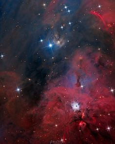 an image of some very pretty stars in the night sky with red and blue colors