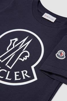 Adapting the Moncler aesthetic for little ones, this crew neck boasts a maxi logo motif. Comfortable enough for sitting in school as well as for playing afterwards, the t-shirt is crafted from the softest jersey. Luxury Designer T-shirt With Logo Detail, Moncler Sweater, Moncler Ski, Blue Crew Neck T-shirt With Logo Detail, Outdoor Trekking, Moncler T Shirt, Personalized Jacket, Blue Logo, Ski Pants