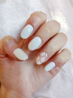 Wedding Nails Jr Bridesmaid, White Nails With Designs 2023, Wedding Nails White Flowers, Bridesmaid Nails Spring, Bridal Nails Flowers, White And Flower Nails, White And Floral Nails, White Nails With Flower Designs, White Gel Nails With Flowers