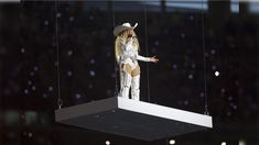 El espectáculo de medio tiempo del partido de Navidad en el que participaron Houston Texans y los Baltimore Ravens estuvo lleno de sorpresas gracias a la participación de Beyoncé. La talentosa artista apareció vestida de blanco y acompañada por decenas de bailarines, cabe mencionar que mencionar que la famosa apareció con temática de vaquera y […]
La noticia Beyoncé da show de medio tiempo en Christmas Game Day con su hija fue publicada originalmente en Turquesa News.