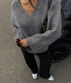 V-neck Sweater, V Neck Knit Sweater Outfit, Oversized V Neck Sweater Outfit, V Neck Sweater Outfit Aesthetic, Winter Outfit Skirt, Sweatpants Aesthetic, Autumn Outfit Inspiration, Outfit Sweatpants, Outfit Ideas Street Style