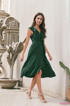 Qteee - Stylish Waist-Enhancing Sleeveless Sheath Dress in Solid Color with a Sophisticated Neckline - Ideal for Chic Escapes and Holiday Retreats Green Midi Sleeveless Dress, Green V-neck Sleeveless Dress For Garden Party, Green Knee-length Sleeveless Dress, Fitted Green Sleeveless Dress, Chic Green Sleeveless Dress For Day Out, Green Sleeveless Plain Midi Dress, Green Sleeveless Dress For Spring, Green Sleeveless Solid Midi Dress, Green Solid Sleeveless Dress For Spring