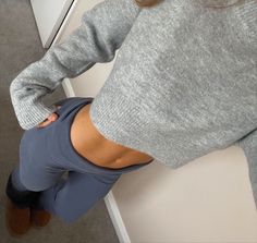 Lazy Chic Outfit, Comfy College Outfit Winter, Grey Flares Outfit, Outfit Inspo Leggings, Grey Yoga Pants Outfit, Flare Pants Outfit, Comfy Winter, Looks Street Style, Pants Dress