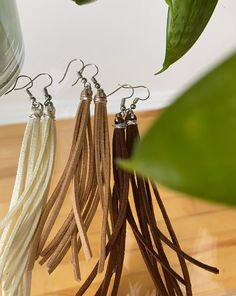 ♡ Our unique and handcrafted suede tassel earrings are perfect for any occasion. They are comfortable and very light. ♡ Each earring is made from silver plated earring hooks and suede. ♡ Care instructions: - Try to avoid wearing them in shower, pool, spa or to bed. ♡ !! Shipping Is Untracked!! Message me if you have any questions or concerns 💕 Leather Tuscadero, Diy Leather Tassel, Horse Shoe Nails, Suede Earrings, Diy Tassel Earrings, Earrings Boho Chic, Diy Leather Earrings, Diy Earrings Polymer Clay, Diy Jewelry Display