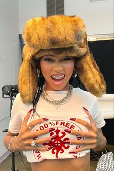 Blouses Designs, Fur Hat, Streetwear Fashion Women, Lookbook Outfits, Fashion Killa, Streetwear Fashion, Fashion Inspo Outfits, Cool Girl, Stylish Outfits