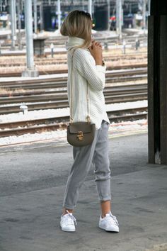 fashion-clue: the–one: White High Neck Sweater Grey Pants www.fashionclue.net… Looks Adidas, Stile Casual Chic, Photo Photo, Pinterest Fashion, Grey Pants, Casual Outfit