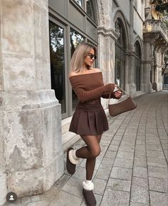 Chocolate Bag Outfit, Ootd With Boots, Autumn Color Combinations, Budapest Outfit, Brown Monochrome Outfit, Autumn Chocolate, Brown Monochrome, Inspi Outfit, Shopping Together