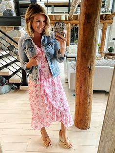 20 Ways To Wear A Denim Jacket - Living in Yellow Style A Denim Jacket, Jeggings For Women, Sam Edelman Sandals, Denim Jacket With Dress