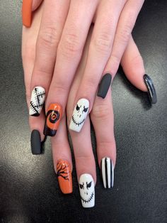 Halloween Themed Nails Acrylic Short, Holoween Nail Idea, Halloween Nails Nightmare Before, Elegant Halloween Nails, Nailart Halloween, Nail Halloween, Nightmare Before Christmas Nails, Black Halloween Nails, Holloween Nails