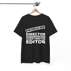 Améliorez votre garde-robe et exprimez votre passion pour la photographie et/ou la vidéographie avec notre collection exclusive de t-shirts. Conçues pour celles qui vivent et respirent l'art du cinéma, ces chemises sont le mélange parfait de confort et de créativité. Pour en savoir plus : Filmmakeroutfits.etsy.com CARACTÉRISTIQUES DU PRODUIT 📽️ - Matériau : 100 % coton - Coupe classique - Tailles : S, M, L, XL, REMARQUE Veuillez consulter le tableau des tailles avant de commander. - Fabriqués à Art Of Cinema, Movie Maker, Film Buff, Film Producer, Shirt Collection, Film Industry, Screenwriting, On Set, Wardrobe Staples