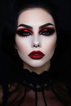 Make Up Halloween Vampire, Red Witch Makeup, Goth Makeup Inspiration, Dark Vampy Makeup, Vampire Make Up, Scary Vampire Makeup, Vampire Eye Makeup