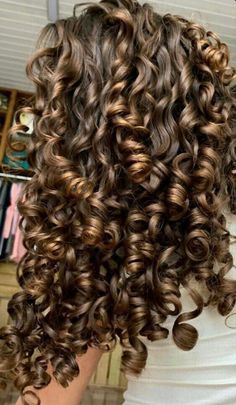 Bolyoge Hair Balayage Curly, Long Shiny Curly Hair, Vision Board Photos Curly Hair, Perfect Curls Natural, Hair Care Aesthetic Curly, Preppy Curly Hair, Curly Perms For Long Hair, Brown Curls Aesthetic, Curly 2c Hair