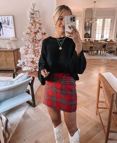 Red Plaid Skirt Outfit, Christmas Skirt Outfit, Christmas Outfits Teens, Red Skirt Outfits, Christmas Outfits Dressy, Christmas Fashion Outfits, December Outfits, Plaid Skirt Outfit, Red Plaid Skirt