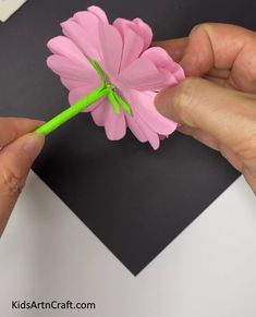 Handmade Paper Flower Craft For Home Decor Check more at https://www.kidsartncraft.com/handmade-paper-flower/