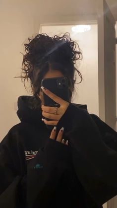 Beanie And Curly Hair, Curly Frizzy Hairstyles, Curly Hair Snap, Cute Hairstyles For School Curly Hair, Pretty Snap Selfies, Pretty Curly Hair, Curly Hair Latina, Hair Snap