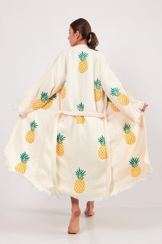 Premium Organic Cotton Robe with Pineapple Print. Great summer colors yellow and green to complete your beach outfits.  SIZE: One size - Fits XS - XXL. Unisex. Oversized look and feel. Robe length is 115cm (45"). An adjustable waist belt is included which secures the robe from the front. MATERIAL: 100% Super Soft Organic Cotton, ethically produced in Turkey with  ethnic Anatolian yarn. Pre-Washed. Traditionally referred to as " Muslin Kimono".  MULTIPURPOSE: Perfect as a robe, dressing gown, bea Pineapple Gifts, Daughters Day, Kimono Robes, Printed Robe, Boho Kimono, Gifts Bridesmaid, Pineapple Print, Muslin Fabric, Beach Outfits