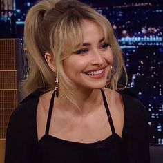 Hair Cuts Ideas Sabrina Carpenter, Bangs Up Do, Sabrina Carpenter Ponytail, Celebs With Bangs, Sabrina Carpenter Hair Bangs, Sabrina Carpenter Hair Layers, Strawberry Blonde Hair With Bangs, Half Up Half Down Hair With Bangs, Soft Bangs Wispy