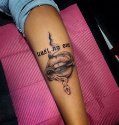 Font Tato, Cute Thigh Tattoos, Girl Thigh Tattoos, Arm Sleeve Tattoos For Women, Cute Hand Tattoos, Pretty Hand Tattoos, Clever Tattoos, Forearm Tattoo Women, Pretty Tattoos For Women