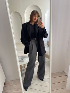 Black Smart Pants Outfit Women, Grey Pants Black Top Work Outfits, Business Outfits With Blazer, Grey Pantsuit Women, Grey Blazer Work Outfit Women, 2024 Winter Office Outfits, Full Length Trousers Outfit, Winter Outfits Grey Pants, Blazer Shirt Outfit Women