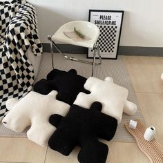 Faux Wool Puzzle Block Shaped Seat Cushion Pillow Interior Design Per La Casa, Future Apartment Decor, Cute Bedroom Decor, Black Pillows, Cozy Room Decor, Apartment Decor Inspiration, Dream Room Inspiration, Room Makeover Inspiration, Cute Room Decor