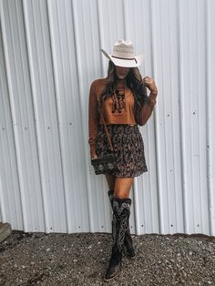 Roper cropped hoodie. Color: Rust Fall Country Outfits Women, Western Concert Outfits Women, Fall Country Outfits, Alternative Western, Fall Country Concert Outfit, Chic Western Outfits, Country Concert Outfit Fall, Fall Cowgirl, Country Fall Outfits