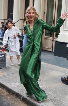 Outfit Wedding Guest, Seoul Fashion Week, Seoul Fashion, Guest Attire, Looks Style, Mode Inspiration, Fashion Stylist, Wedding Guest Outfit, Look Cool