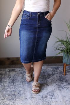 Modest Denim Skirt Outfit, Summer Skirt Outfits, Midi Skirt Fits, Modest Denim Skirts, Christian Modesty, Skirt Classy, Casual Mom Style, Skirt Outfits Summer, Denim Skirts Knee Length