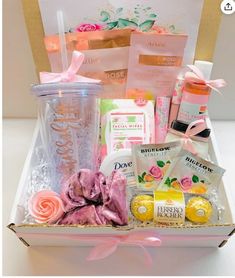 21 Insanely Cute Mother's Day Basket Ideas She'll Love Teen Gift Basket, Pink Gift Basket, Hygiene Kit, Girl Gift Baskets, Birthday Presents For Friends, Diy Best Friend Gifts, Bff Birthday Gift