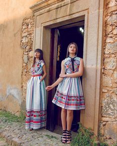 Traditional Summer Dress With Tiered Skirt, Summer Bohemian Skirt With Traditional Patterns, Mexican Fashion Modern, Mexico Clothing, Mexico Women, Traditional Photoshoot, Waitress Outfit, Spanish Pottery, Mexico Fashion