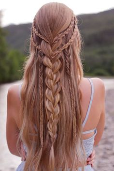 Bohemian hairstyles are worth mastering because they are creative, pretty and so wild. Plus, boho hairstyles do not require much time and effort to do. See more fabulous boho hairstyles. Heart Hairstyles, Prom Braid, Prom Hairstyles For Long Hair, Bohemian Hairstyles, Heart Hair, Sopot, Braid Hairstyles