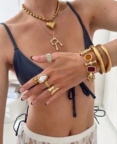 Chunky Necklaces Outfit, Chunky Gold Jewelry Aesthetic, Jewelry Composition, Modern Maximalism, Top Jewelry Trends, Chunky Gold Jewelry, Golden Jewellery, Summer Outfit Beach, 2024 Jewelry